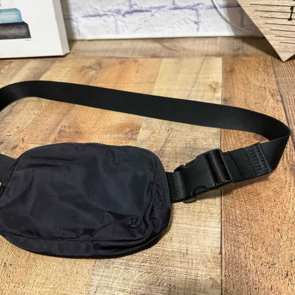 Lululemon everywhere belt bag 1L black